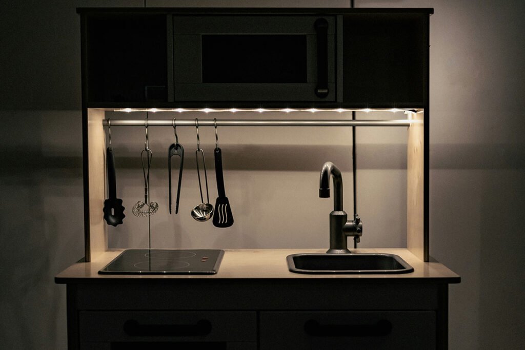 Leksakskök i trä med tillbehör i ett barnrum