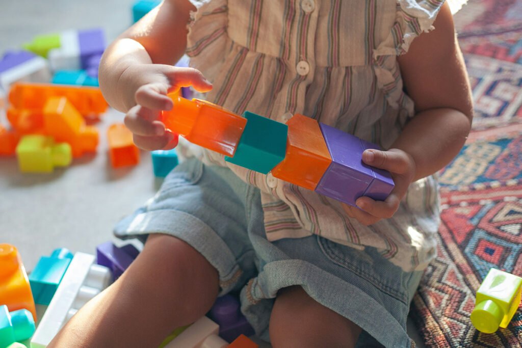 Pedagogisk present till 1-åring – barn som leker med träleksaker