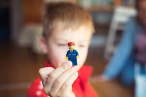 Present till 3-åring - barn som leker med Legofigur