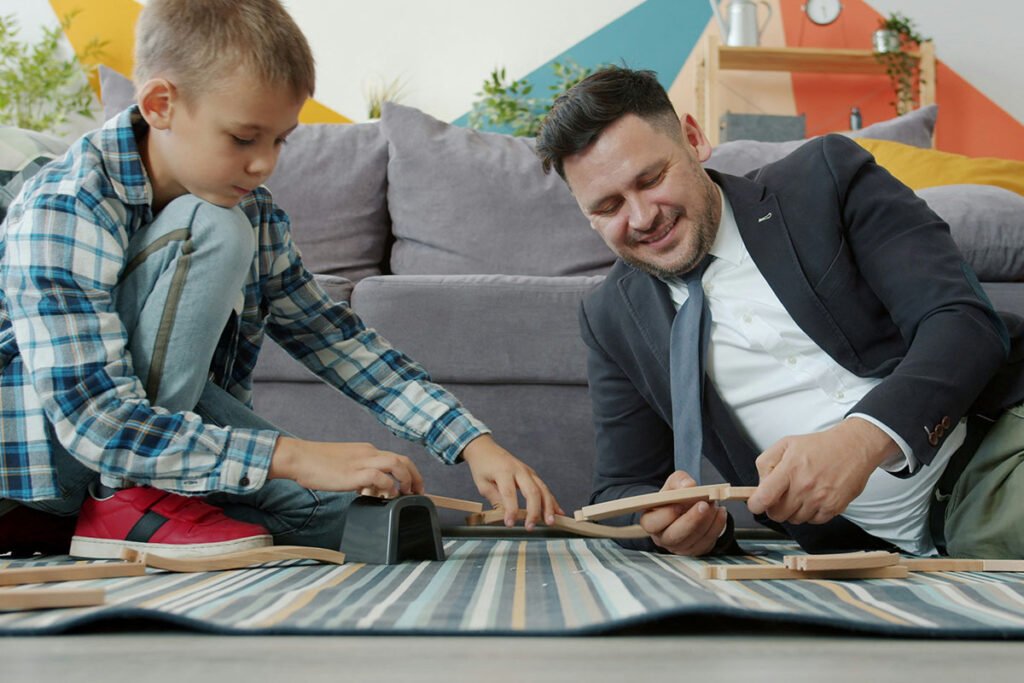 Present till 4-åring - barn som leker med en stor bilbana
