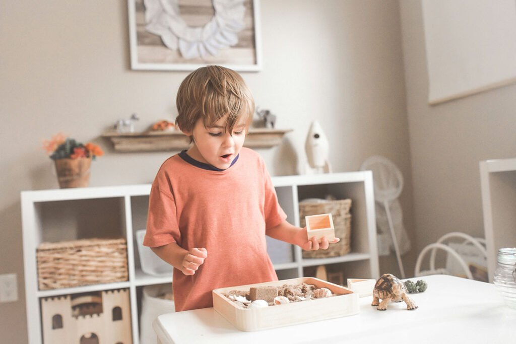 Present till 5-åring - barn som utforskar ett experimentkit för barn